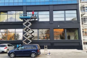Crna fasada - radovi u toku završna obrada crne fasade na zgradi